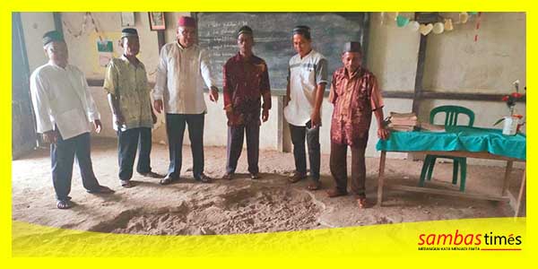 Kondisi Lantai dan Dek SDN 20 Sungai Palah, Kecamatan Galing dalam kondisi rusak.