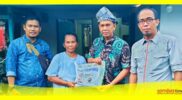 Ketua BAMAS Nasrullah menyalurkan paket Sembako kepada warga di Pontianak.