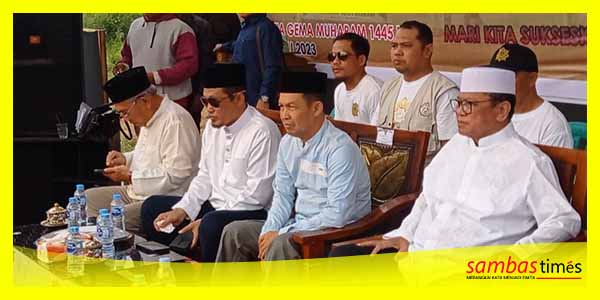 Ketua DPRD Sambas Abu Bakar saat menghadiri Gema Muharam Masjid 1001 Kubah, tampak Tokoh Nasional asal Kalbar OSO pada kegiatan itu.