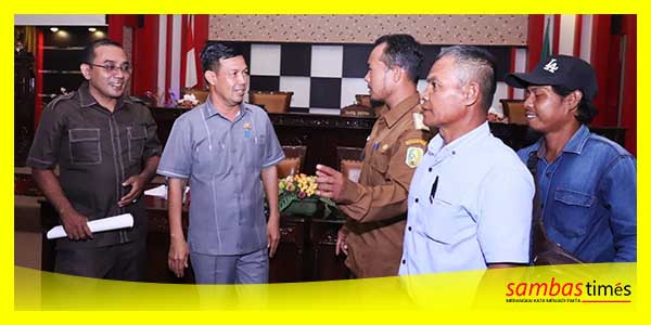 Ketua DPRD Sambas H Abu Bakar SPd I menerima Audensi Pemerintah Desa Sungai Kumpai terkait tingginya angka stunting, Senin (17/7/2023).