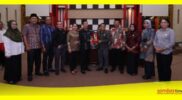 Ketua DPRD Sambas bersama Anggota DPRD Bengkayang mengabadikan momen foto bersama usai Kunjungan Kerja.