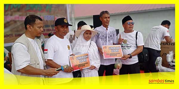 Ketua Panitia Pembangunan Masjid 1001 Kubah Drs H Karlan dampingi Ketua YSRM Misni Safari dan Kades Rambi Ilham menyerahkan hadiah umrah.