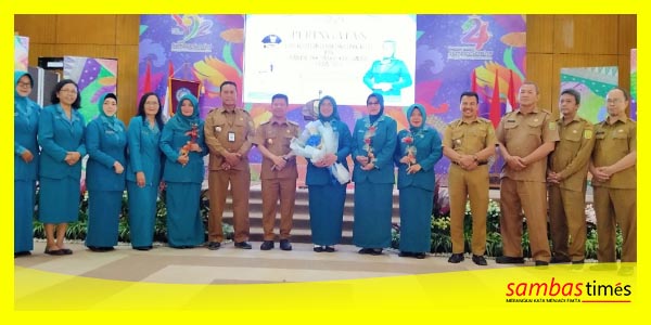 Ketua TP-PKK Kabupaten Sambas bersama Bupati Sambas dan pengurus foto bersama, Senin (10/7/2023).