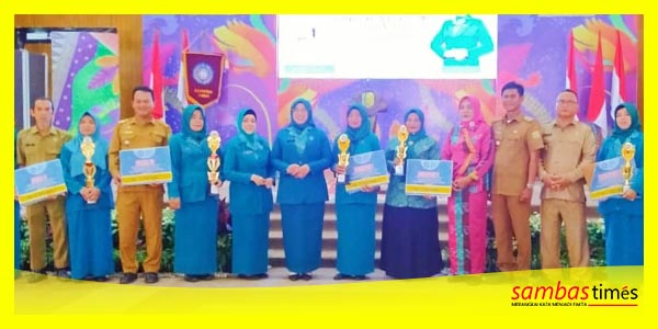 Ketua TP-PKK Kabupaten Sambas mengabadikan momen bersama juara lomba peringatan HKG-PKK. Senin (10/7/2023) di Aula Utama Kantor Bupati Sambas.