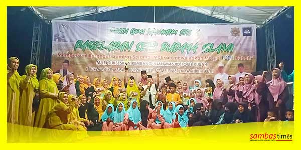 Ketua YSRM Misni Safari bersama Juara Lomba Qasidah dan Shalawat, Kamis (20/7/2023) malam di Halaman Kantor Pusat Masjid 1001 Kubah.