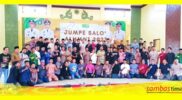 Misni Safari bersama Ikatan Alumni AMKS mengabadikan momen foto bersama di Rumah Adat Melayu Sambas