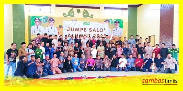 Misni Safari bersama Ikatan Alumni AMKS mengabadikan momen foto bersama di Rumah Adat Melayu Sambas, Sabtu (1/7/2023).