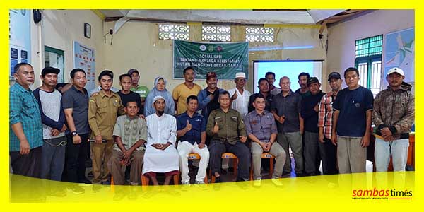 Pecinta lingkungan foto bersama usai sosialisasi pelestarian hutan Mangrove di Kecamatan Pemangkat, Senin (17/7/2023).