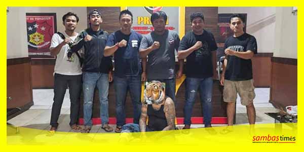 Pelaku beserta barang bukti yang berhasil diungkap Satreskrim Polres Sambas.