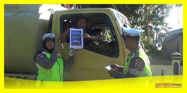 Satlantas Polres Sambas menyampaikan Himbauan kepada Pengendara Lalulintas di Depan Mapolres Sambas, Rabu (12/7/2023).