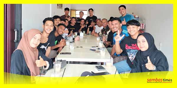 Supni Alatas saat berdiskusi bersama Kelompok Usaha Perhutanan Sosial (KUPS) Desa Tri Mandayan.