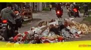 Tumpukkan sampah di Jalan Gedung Nasional Ganggu Aktivitas Lalu Lintas dan pencemaran lingkungan.