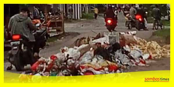 Tumpukkan sampah di Jalan Gedung Nasional Ganggu Aktivitas Lalu Lintas dan pencemaran lingkungan.