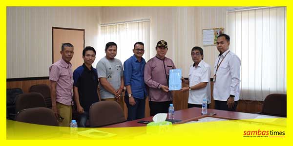 Wakil Ketua DPRD Sambas Ferdinan Syolihin mendampingi Pemdes Mekar Sekuntum ke BPJN XX Kalbar, Selasa (18/7/2023).