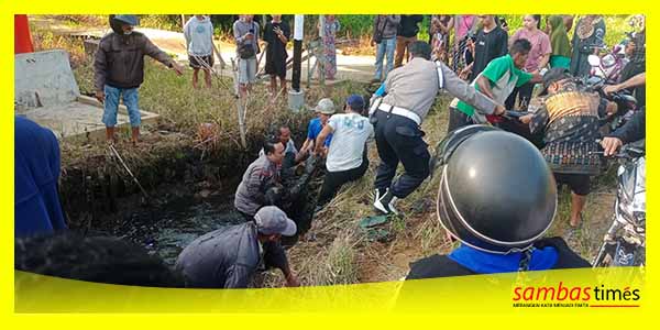 Warga melihat penemuan mayat laki-laki dan motor di dalam parit Penagaman, Desa Sekura, Kecamatan Teluk Keramat, Senin (24/7/2023).