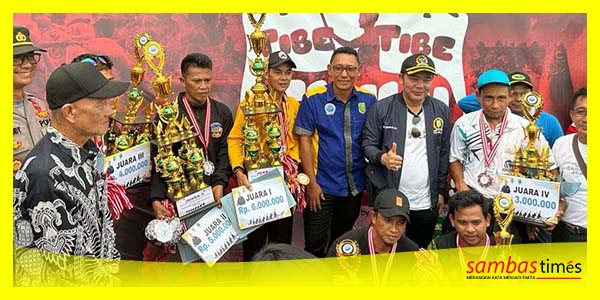 Anggota DPRD Sambas Lerry Kurniawan Figo bersama Ketua Podsi Kabupaten Sambas dan Juara Lomba Sampan Bidar. Minggu (27/8/2023) di Desa Sungai Baru, Kecamatan Teluk Keramat.