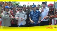 Bupati Sambas Satono dan Wakil Ketua Komisi V DPR RI Syarif Abdullah Alqadri meresmikan Jembatan Gantung di Selakau.