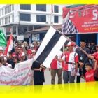 Bupati Sambas Satono didampingi Ketua TP-PKK melepas Pawai Pembangunan, Jumat (18/8/2023) di Terminal Pasar Sambas.