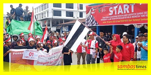Bupati Sambas Satono didampingi Ketua TP-PKK melepas Pawai Pembangunan, Jumat (18/8/2023) di Terminal Pasar Sambas.