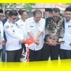Bupati Sambas Satono didampingi Sekda meresmikan Jembatan Berkemajuan penghubung Desa Tebas Sungai dan Tebas Kuala, Kecamatan Tebas, Rabu (30/8/2023).