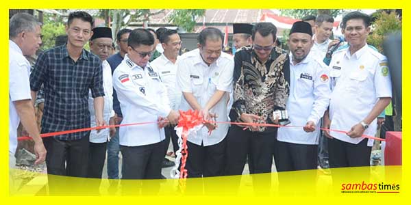 Bupati Sambas Satono didampingi Sekda meresmikan Jembatan Berkemajuan penghubung Desa Tebas Sungai dan Tebas Kuala, Kecamatan Tebas, Rabu (30/8/2023).