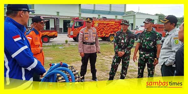 Dandim 1208 Sambas bersama Kapolres Sambas saat melakukan pengecekan kesiap siagaan pencegahan Karhutla.