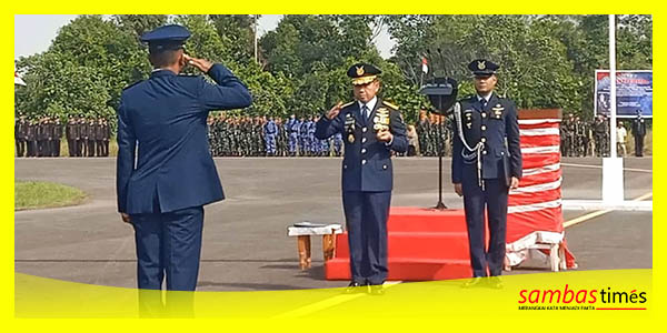 Danlanud Supadio Marsma TNI Prasetia Halim SH memimpin Upacara HUT RI ke-78 di Bandara Liku, Kecamatan Paloh.