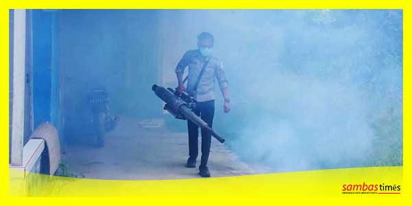 Fogging yang dilakukan Bhabinkamtibmas dan Puskesmas Sebawi, Kamis (31/8/2023) di Desa Rantau Panjang.