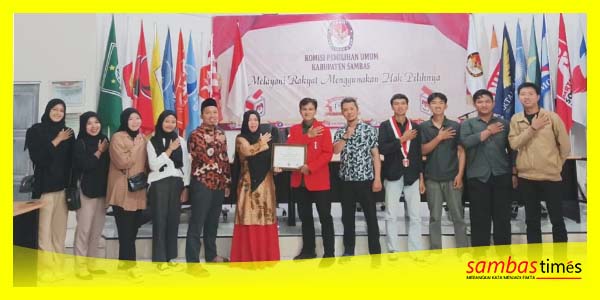 GMNI bersama KPu Kabupaten Sambas mengabadikan momen foto Berama usai kegiatan Sekolah Demokrasi Politik belum lama ini di KPU Kabupaten Sambas.