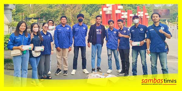 Himapol Untan mengabadikan momen sebelum pembagian Masker di Bundaran Untan, Pontianak, Sabtu (19/8/2023).