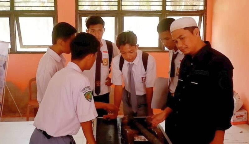 Kurator Museum Daerah Sambas Muriadi memperkenalkan koleksi Museum Daerah kepada pelajar SMKN 1 Jawai Selatan.