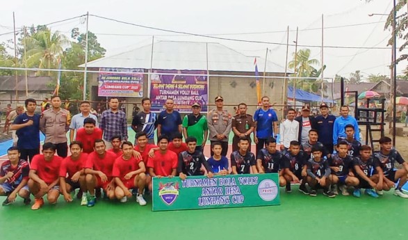 Suasana pembukaan Turnamen Voli Lumbang Cup Antar Desa Putra-Putri se Kabupaten Sambas di Lapangan PBVSL Lumbang. Kecamatan Sambas.