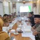 Komisi IV DPRD Sambas melakukan Konsultasi ke Dinas Nakertrans Provinsi Kalbar, Selasa (8/8/2023).