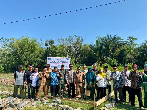 Prosesi peletakan pertama pembangunan gedung baru Mts Muhammadiyah Desa Piantus, Kecamatan Sejangkung, Kabupaten Sambas, Selasa (8/8/2023).