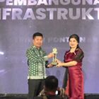 Bupati Sambas Satono menerima penghargaan Pemerintah Kabupaten Sambas pada Tribun Pontianak Award 2023.