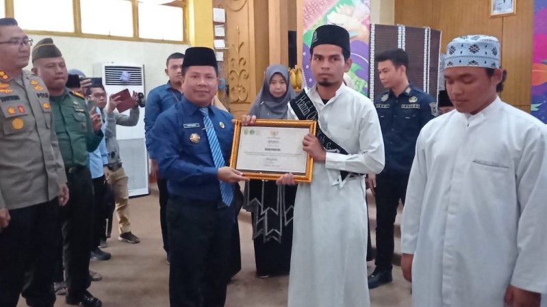 Bupati Sambas Satono menyerahkan sertifikat kepada Hafiz Quran yang di wisuda, Kamis (10/8/2023) di Aula Utama Kantor Bupati Sambas.