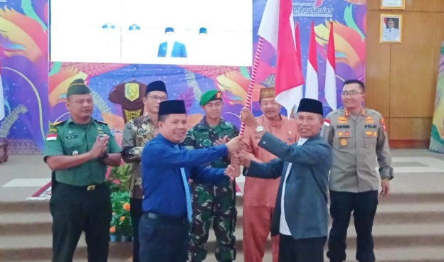 Bupati Sambas Satono melepas Kafilah MTQ ke-XXXI Kabupaten Sambas, Kamis (10/8/2023) di Aula Utama Kantor Bupati Sambas.