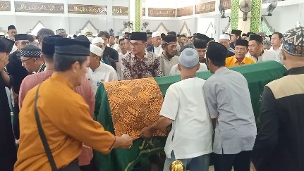Jenazah Wakil Ketua DPRD Sambas Ir H Arifidiar MH usai disholatkan di Masjid Besar At Taqwa Pemangkat, Kamis (10/8/2023).