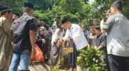 Ketua DPRD Sambas Beserta unsur pimpinan dan Sekretaris DPRD Kabupaten Sambas menaburkan bunga ke pusara terlahir Ir H Arifidiar MH, Kamis (10/8/2023).