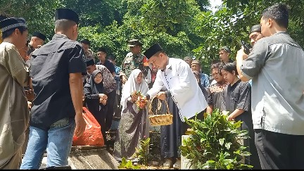 Ketua DPRD Sambas Beserta unsur pimpinan dan Sekretaris DPRD Kabupaten Sambas menaburkan bunga ke pusara terlahir Ir H Arifidiar MH, Kamis (10/8/2023).