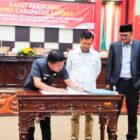 Bupati Sambas Satono menandatangani Nota Kesepakatan KUA-PPAS 2024 disaksikan Unsur Pimpinan DPRD dan Sekda Sambas, Jumat (11/8/2023).