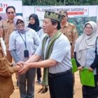 Deputi Bidang Pemanfaatan dan Riset Inovasi BRIN Dr Hendrian bersama Bupati Sambas Satono saat menghadiri peresmian Kebun Raya Sambas, Senin (14/8/2023).