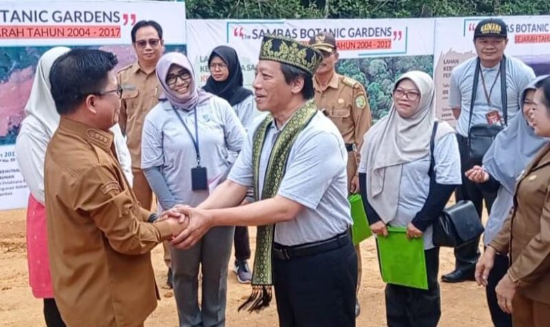 Deputi Bidang Pemanfaatan dan Riset Inovasi BRIN Dr Hendrian bersama Bupati Sambas Satono saat menghadiri peresmian Kebun Raya Sambas, Senin (14/8/2023).