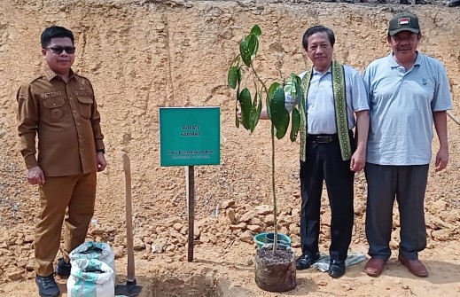 Bupati Sambas Satono bersama Deputi Bidang Pemanfaatan dan Riset Inovasi BRIN Dr Hendrian dan Sekda Sambas Ferry Madagaskar usai menanam pohon, Senin (14/8/2023).