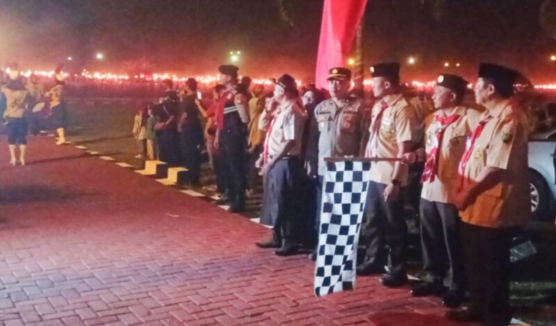 Kajari Sambas Agita Tri Moertjahjanto didampingi Sekda Sambas Ferry Madagaskar melepas Lomba Pawai Obor peringatan HUT RI ke-78, Selasa (15/8/2023) malam.