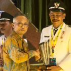 Kepala Desa Jawai Laut, Kecamatan Jawai Sudarni menerima tropi dan penghargaan dari Ditjen Bina Pemerintahan Desa Kemendagri Republik Indonesia. Selasa, (15/8/2023) kemaren.