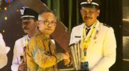 Kepala Desa Jawai Laut, Kecamatan Jawai Sudarni menerima tropi dan penghargaan dari Ditjen Bina Pemerintahan Desa Kemendagri Republik Indonesia. Selasa, (15/8/2023) kemaren.