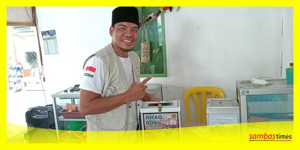 Ketua DKM 1001 Kubah Ustadz Jomiardi menyebarkan kotak amal ke beberapa titik di Kabupaten Sambas.