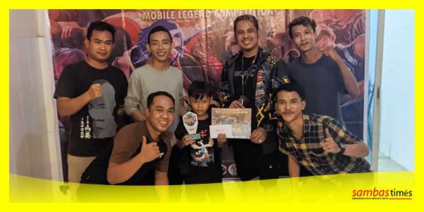 Ketua Panitia Turnamen Mobile Legend Gilang bersama Juara 1, Minggu (27/8/2023).