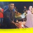 Ketua RT 15 Komplek Didis Permai membagikan hadiah kepada juara lomba HUT RI ke-78 di Komplek Didis Permai, Sabtu (26/8/2023) malam.